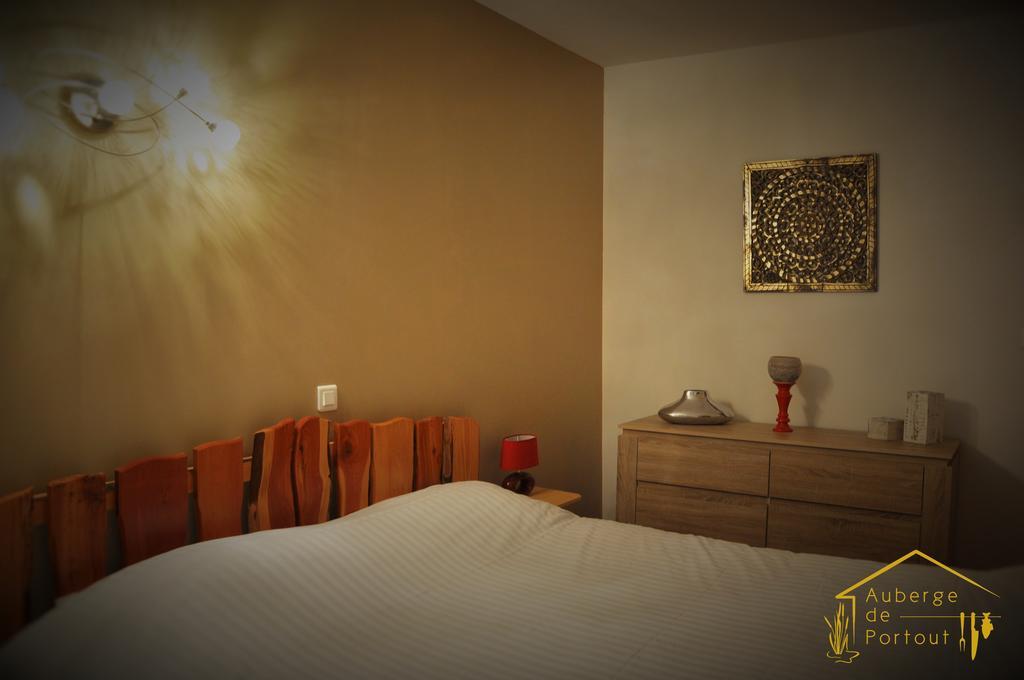 Auberge De Portout Шана Стая снимка